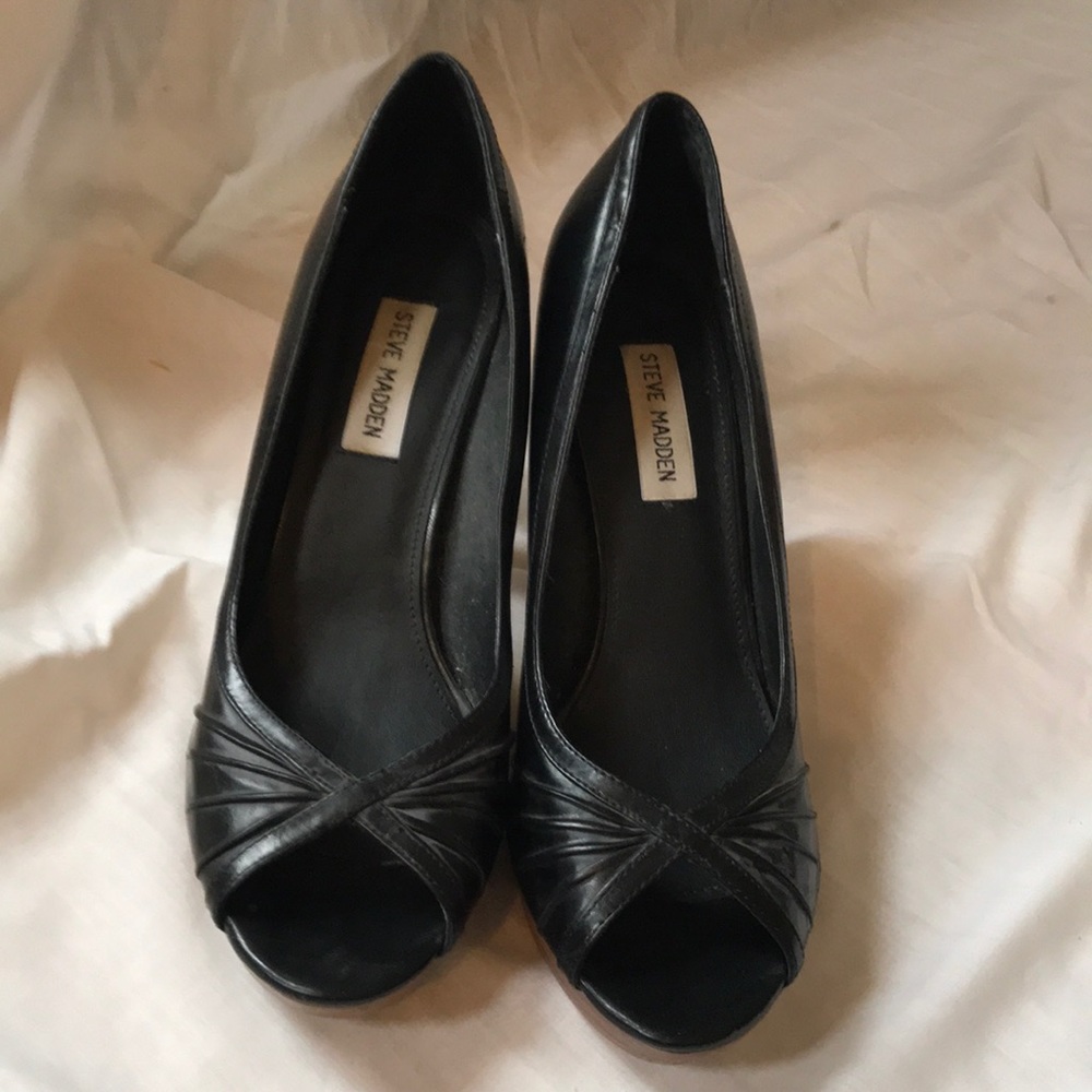 Black leather peep toe platform pumps